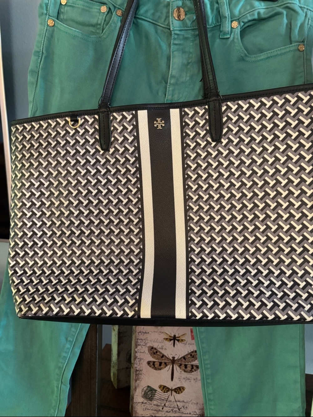 Cream Graphic T with Small Wine Glass Motif Tory jeans 28 and Tory bag necklace - Picture 5 of 6